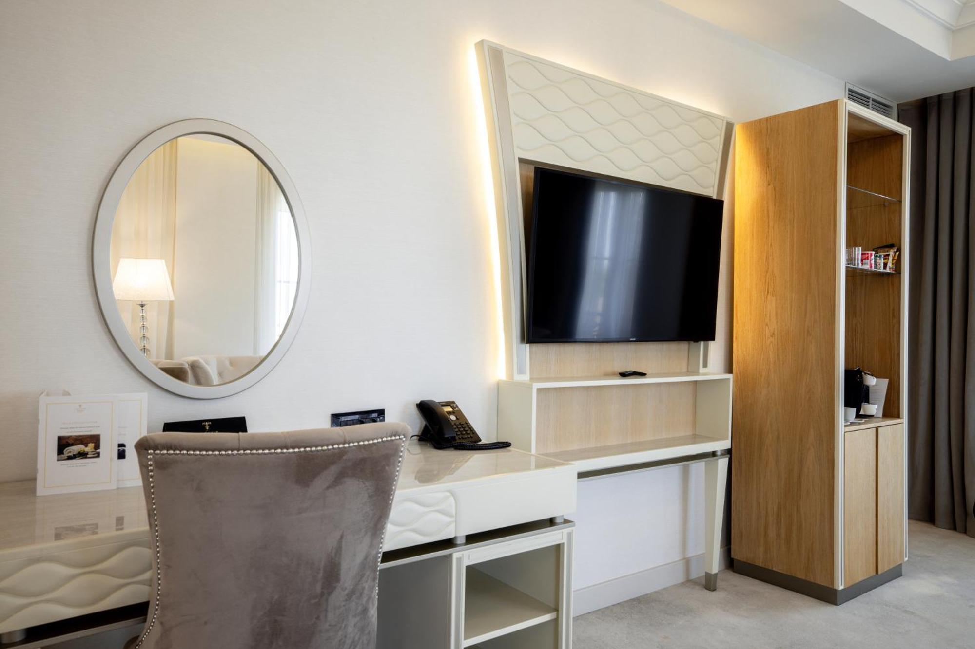 Tresor Le Palais Timisoara, Curio Collection By Hilton Hotel Exterior photo