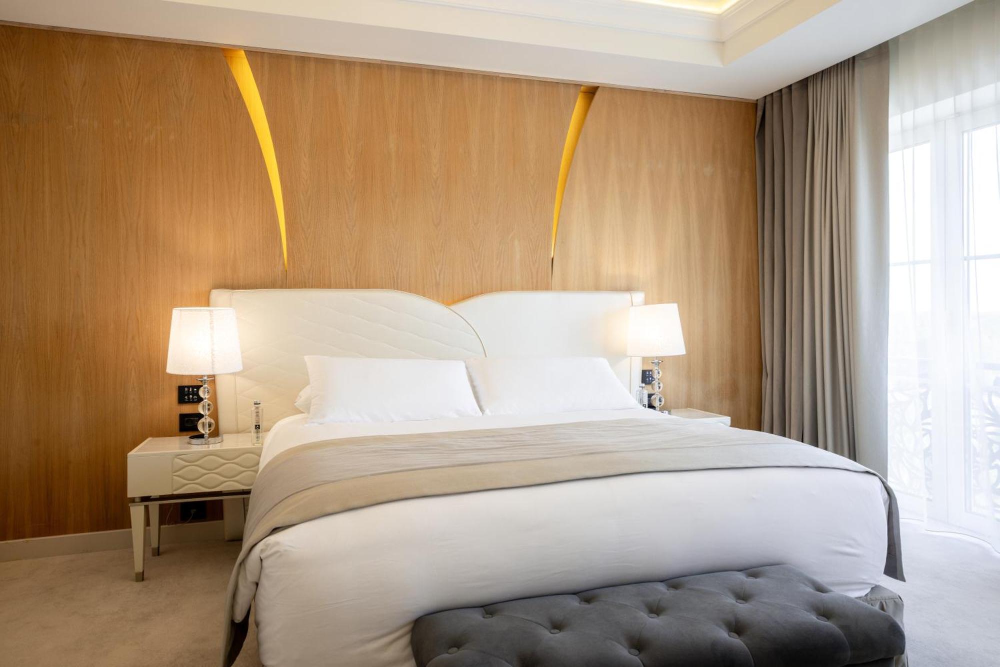 Tresor Le Palais Timisoara, Curio Collection By Hilton Hotel Exterior photo