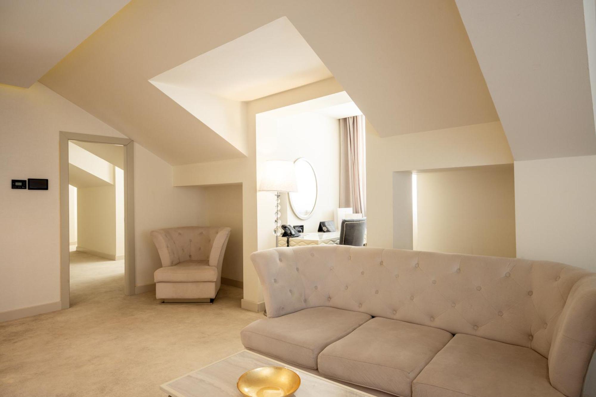 Tresor Le Palais Timisoara, Curio Collection By Hilton Hotel Exterior photo